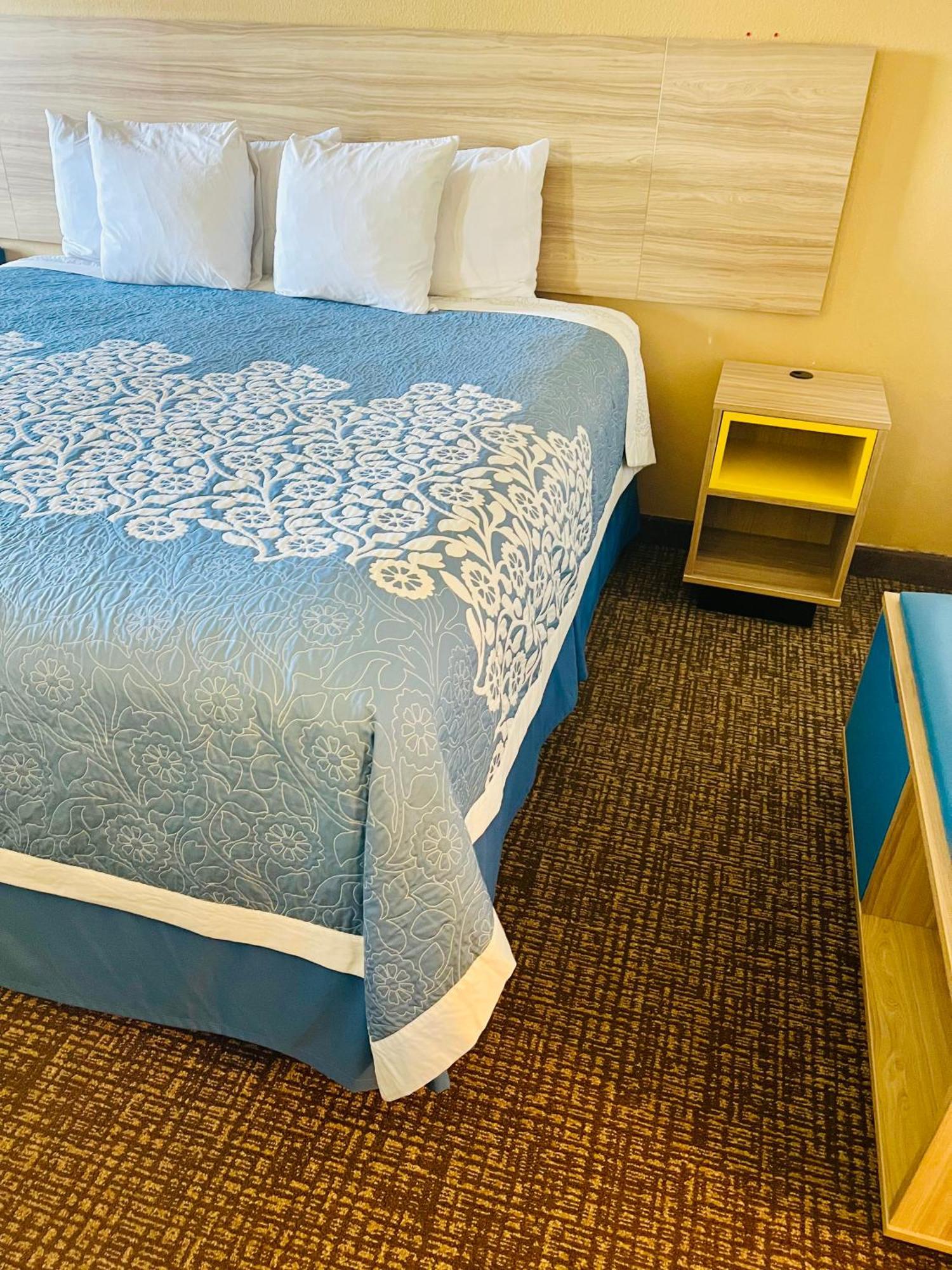 Days By Wyndham Wayne Motel Fort Wayne